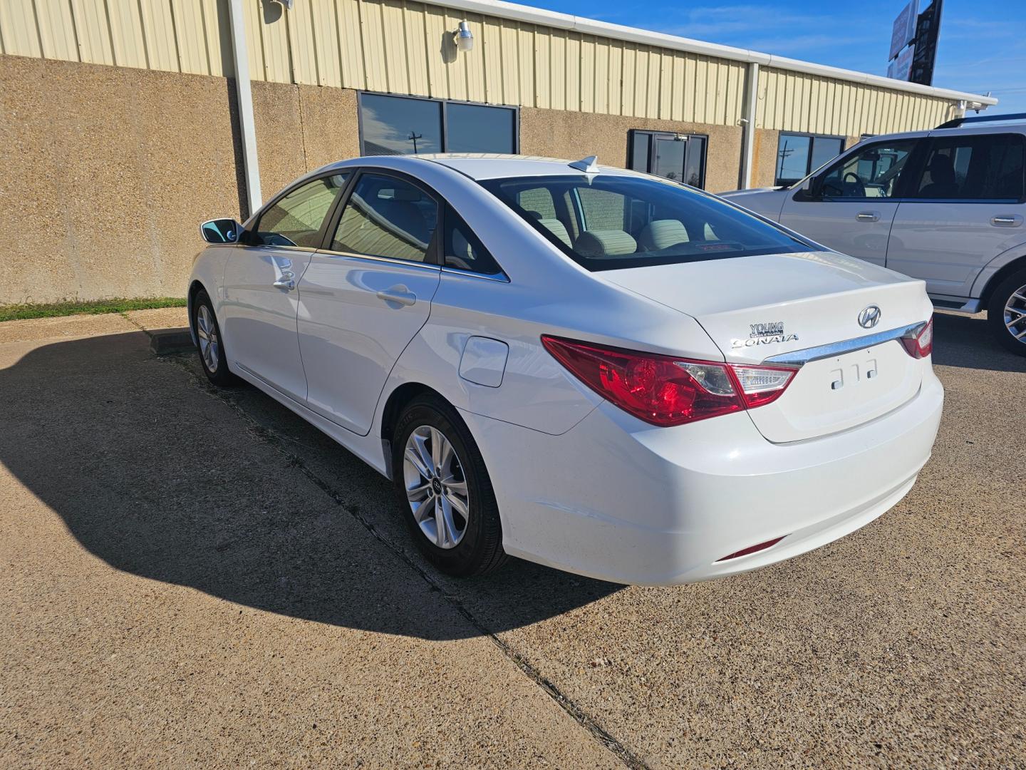 2013 WHITE Hyundai Sonata GLS (5NPEB4AC8DH) with an 2.4L L4 DOHC 16V engine, 6-Speed Automatic transmission, located at 533 S Seven Points BLVD, Seven Points, TX, 75143, (430) 255-4030, 32.313999, -96.209351 - Photo#3